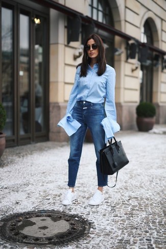 Look alla moda per donna: Camicia elegante azzurra, Jeans blu, Scarpe da ginnastica di tela bianche, Borsa shopping in pelle nera