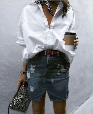 Come indossare e abbinare una pochette leopardata grigia: Mostra il tuo stile in una camicia elegante bianca con una pochette leopardata grigia per le giornate pigre.