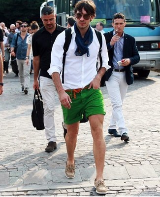 Look alla moda per uomo: Camicia elegante bianca, Pantaloncini verdi, Scarpe da barca in pelle scamosciata beige, Zaino di tela nero