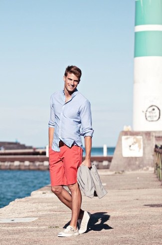 Look alla moda per uomo: Camicia elegante azzurra, Pantaloncini rossi, Scarpe da ginnastica di tela grigie, Cintura in pelle marrone scuro