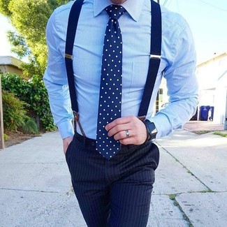 Come indossare e abbinare una cravatta a pois blu scuro quando fa caldo: Scegli un outfit composto da una camicia elegante azzurra e una cravatta a pois blu scuro per un look elegante e di classe.