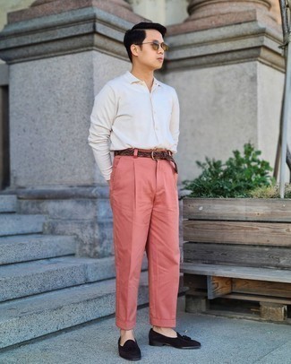 Come indossare e abbinare pantaloni eleganti rosa: Indossa una camicia elegante bianca con pantaloni eleganti rosa per essere sofisticato e di classe. Per distinguerti dagli altri, mettiti un paio di mocassini con nappine in pelle scamosciata neri.