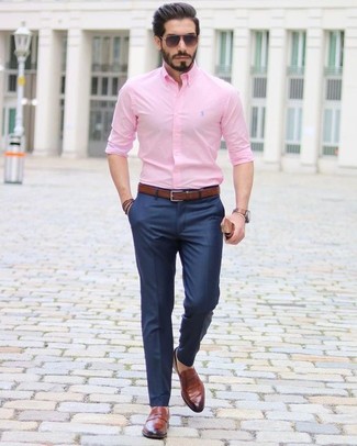 Look alla moda per uomo: Camicia elegante rosa, Pantaloni eleganti blu scuro, Mocassini eleganti in pelle marroni, Cintura in pelle marrone scuro