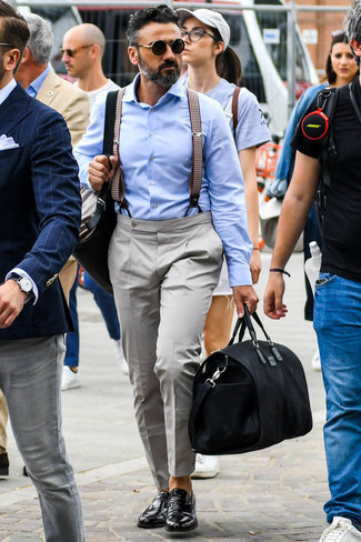 Come indossare e abbinare pantaloni eleganti per un uomo di 40 anni: Mostra il tuo stile in una camicia elegante azzurra con pantaloni eleganti come un vero gentiluomo. Se non vuoi essere troppo formale, scegli un paio di mocassini eleganti in pelle neri.