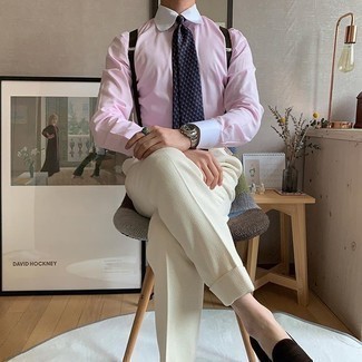 Come indossare e abbinare una cravatta stampata blu scuro: Coniuga una camicia elegante rosa con una cravatta stampata blu scuro per un look elegante e alla moda. Indossa un paio di mocassini eleganti in pelle scamosciata marrone scuro per avere un aspetto più rilassato.