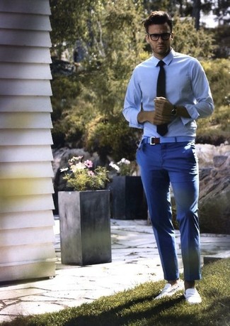 Come indossare e abbinare pantaloni eleganti blu: Opta per una camicia elegante azzurra e pantaloni eleganti blu come un vero gentiluomo. Se non vuoi essere troppo formale, mettiti un paio di mocassini eleganti in pelle bianchi.