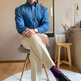 Come indossare e abbinare calzini viola in modo formale: Mostra il tuo stile in una camicia elegante in chambray blu con calzini viola per un'atmosfera casual-cool. Scegli uno stile classico per le calzature e scegli un paio di scarpe derby in pelle nere come calzature.