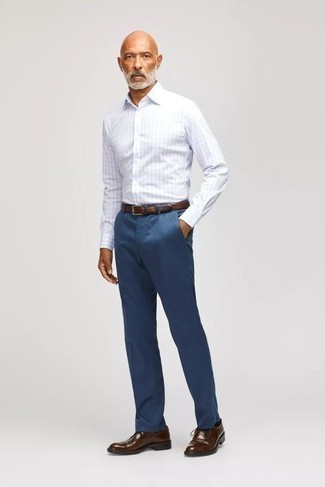 Come indossare e abbinare una camicia elegante con scarpe derby per un uomo di 50 anni: Scegli una camicia elegante e pantaloni eleganti blu scuro per un look elegante e di classe. Se non vuoi essere troppo formale, mettiti un paio di scarpe derby.