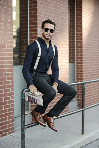 Quale pantaloni eleganti indossare con scarpe double monk terracotta per un uomo di 30 anni: Scegli una camicia elegante blu scuro e pantaloni eleganti per essere sofisticato e di classe. Per un look più rilassato, calza un paio di scarpe double monk terracotta.