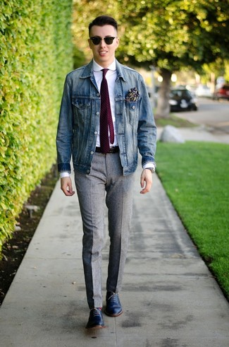 Look alla moda per uomo: Camicia elegante bianca, Pantaloni eleganti grigi, Scarpe oxford in pelle blu scuro, Cravatta a righe verticali melanzana scuro