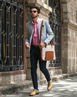 Come indossare e abbinare una camicia elegante rosa: Metti una camicia elegante rosa e pantaloni eleganti neri per essere sofisticato e di classe. Perfeziona questo look con un paio di scarpe oxford in pelle marrone chiaro.
