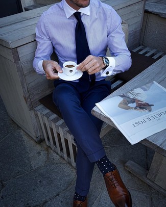 Look alla moda per uomo: Camicia elegante a righe verticali bianca e blu, Pantaloni eleganti blu scuro, Scarpe oxford in pelle marroni, Cravatta blu scuro