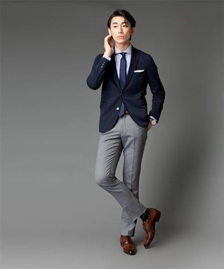 Quale scarpe oxford indossare con pantaloni eleganti grigi: Abbina una camicia elegante bianca con pantaloni eleganti grigi per un look elegante e alla moda. Scarpe oxford sono una eccellente scelta per completare il look.