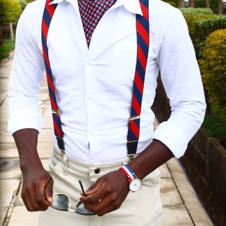 Come indossare e abbinare bretelle rossi e blu scuro per un uomo di 30 anni in modo formale: Per un outfit della massima comodità, abbina una camicia elegante bianca con bretelle rossi e blu scuro.