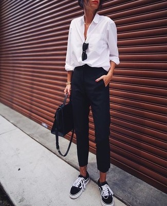 Come indossare e abbinare una camicia elegante bianca con sneakers basse nere in modo smart-casual: Potresti indossare una camicia elegante bianca e pantaloni eleganti neri per un look assolutamente magnifico. Se non vuoi essere troppo formale, opta per un paio di sneakers basse nere.