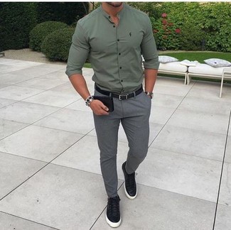 Come indossare e abbinare sneakers in pelle nere in modo formale: Punta su una camicia elegante verde oliva e pantaloni eleganti grigi per essere sofisticato e di classe. Se non vuoi essere troppo formale, opta per un paio di sneakers in pelle nere.