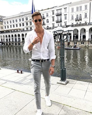 Look alla moda per uomo: Camicia elegante bianca, Pantaloni eleganti a quadri grigi, Sneakers basse in pelle bianche, Cintura in pelle nera