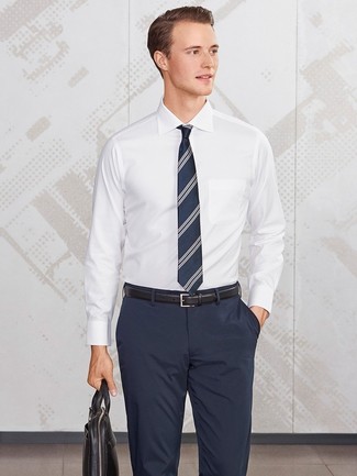 Come indossare e abbinare una cravatta a righe verticali blu scuro e verde per un uomo di 30 anni: Prova ad abbinare una camicia elegante bianca con una cravatta a righe verticali blu scuro e verde per un look elegante e alla moda.