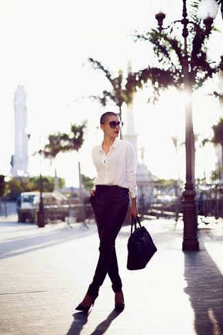 Quale pantaloni skinny indossare con décolleté neri per una donna di 30 anni: Potresti combinare una camicia elegante bianca con pantaloni skinny per un look davvero alla moda. Décolleté neri sono una buona scelta per completare il look.