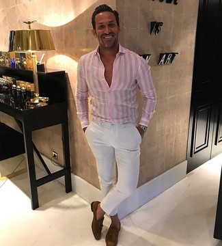 Look alla moda per uomo: Camicia elegante a righe verticali rosa, Chino bianchi, Mocassini con nappine in pelle scamosciata marroni, Orologio dorato