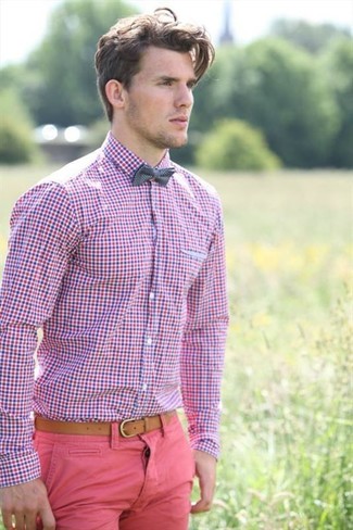 Look alla moda per uomo: Camicia elegante a quadretti rosa, Chino fucsia, Papillon scozzese grigio scuro, Cintura in pelle marrone chiaro