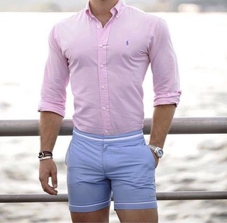 Come indossare e abbinare pantaloncini con una camicia elegante per un uomo di 30 anni in modo smart-casual: Potresti abbinare una camicia elegante con pantaloncini, perfetto per il lavoro.