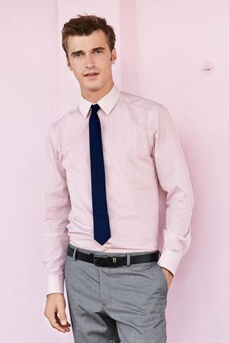 Look alla moda per uomo: Camicia elegante a righe verticali rosa, Pantaloni eleganti grigi, Cravatta blu scuro, Cintura in pelle nera