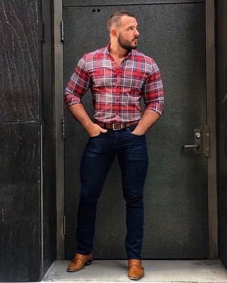 Quale jeans indossare con una camicia elegante rossa quando fa caldo: Per un outfit quotidiano pieno di carattere e personalità, indossa una camicia elegante rossa e jeans. Sfodera il gusto per le calzature di lusso e opta per un paio di scarpe double monk in pelle marrone chiaro.