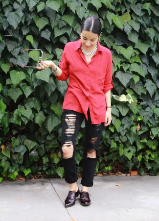 Come indossare e abbinare stringate bordeaux: Prova a combinare una camicia elegante rossa con jeans boyfriend strappati neri per affrontare con facilità la tua giornata. Sfodera il gusto per le calzature di lusso e calza un paio di stringate bordeaux.