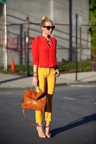 Come indossare e abbinare una camicia elegante rossa per una donna di 30 anni in modo formale: Combina una camicia elegante rossa con pantaloni skinny gialli per essere sofisticata e di classe. Un paio di décolleté in pelle beige si abbina alla perfezione a una grande varietà di outfit.