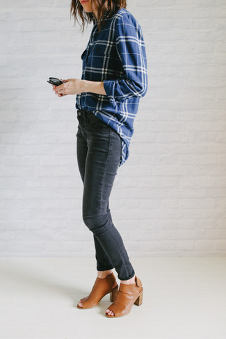 Trend da donna 2024 in modo formale: Indossa una camicia elegante scozzese bianca e blu scuro e jeans aderenti grigio scuro per affrontare con facilità la tua giornata. Calza un paio di sabot in pelle terracotta per mettere in mostra il tuo gusto per le scarpe di alta moda.