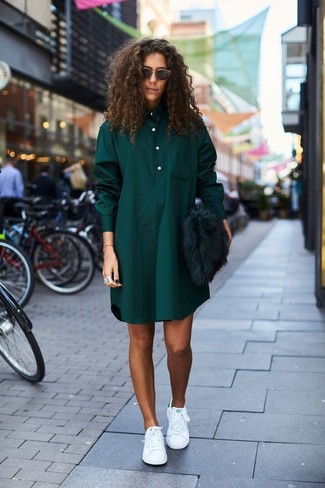 Come indossare e abbinare una pochette di pelliccia verde scuro per una donna di 30 anni: Indossa una camicia elegante scozzese verde scuro con una pochette di pelliccia verde scuro per un'atmosfera casual-cool. Sneakers basse in pelle bianche sono una buona scelta per completare il look.