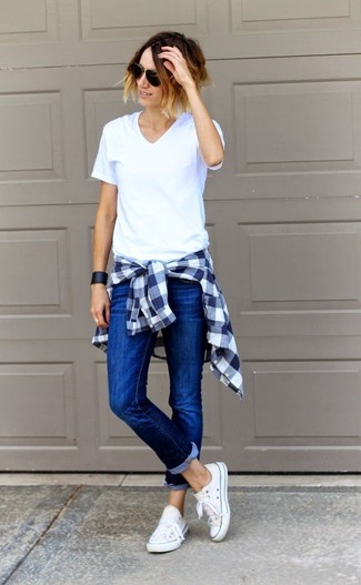 Look alla moda per donna: Camicia elegante a quadretti blu scuro e bianca, T-shirt con scollo a v bianca, Jeans aderenti blu, Sneakers basse bianche