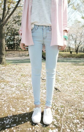 Quale t-shirt girocollo indossare con sneakers basse bianche: Abbina una camicia elegante scozzese rosa con jeans aderenti azzurri per creare un look raffinato e glamour. Se non vuoi essere troppo formale, opta per un paio di sneakers basse bianche.