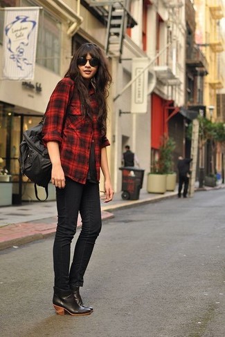 Look alla moda per donna: Camicia elegante scozzese rossa e nera, T-shirt girocollo nera, Jeans aderenti neri, Stivaletti in pelle neri