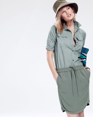 Come indossare e abbinare un borsalino verde oliva per una donna di 30 anni: Coniuga una camicia elegante verde oliva con un borsalino verde oliva per un look facile da indossare.