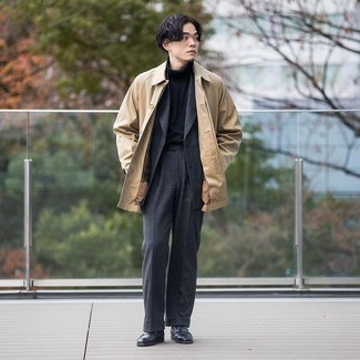 Look alla moda per uomo: Camicia giacca marrone chiaro, Abito di lana grigio scuro, Dolcevita nero, Mocassini eleganti in pelle neri
