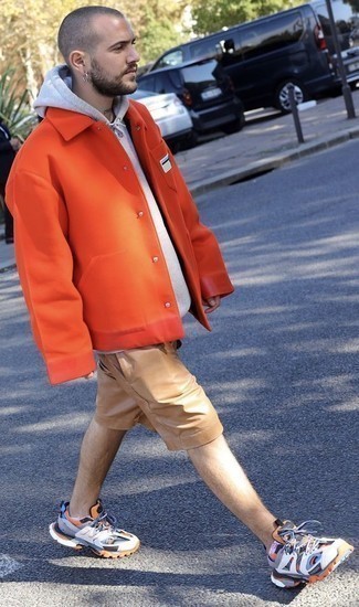Trend da uomo 2023: Combina una camicia giacca arancione con pantaloncini in pelle marrone chiaro per un look spensierato e alla moda. Per distinguerti dagli altri, opta per un paio di scarpe sportive multicolori.
