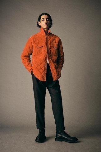 Look alla moda per uomo: Camicia giacca trapuntata arancione, T-shirt girocollo bianca, Chino verde scuro, Stivaletti brogue in pelle neri