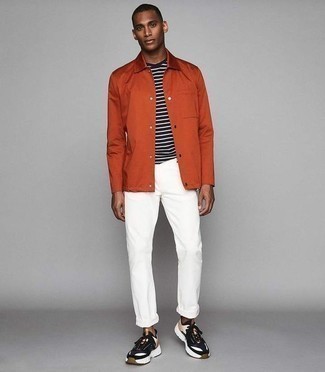 Come indossare e abbinare una camicia giacca arancione con chino bianchi in modo casual: Mostra il tuo stile in una camicia giacca arancione con chino bianchi per un look davvero alla moda. Scarpe sportive multicolori creeranno un piacevole contrasto con il resto del look.
