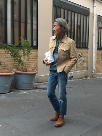 Come indossare e abbinare jeans con stivali per un uomo di 50 anni in primavera 2025: Combina una camicia giacca beige con jeans per un look raffinato per il tempo libero. Questo outfit si abbina perfettamente a un paio di stivali. Ecco una fantastica idea per creare il perfetto outfit primaverile.