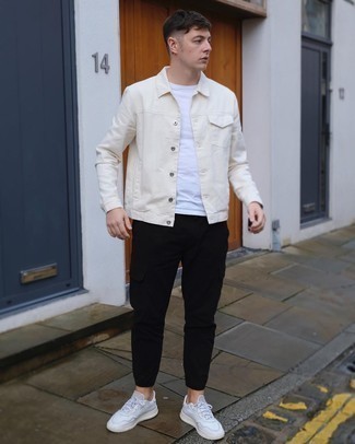 Look alla moda per uomo: Camicia giacca beige, T-shirt girocollo bianca, Chino neri, Sneakers basse in pelle bianche