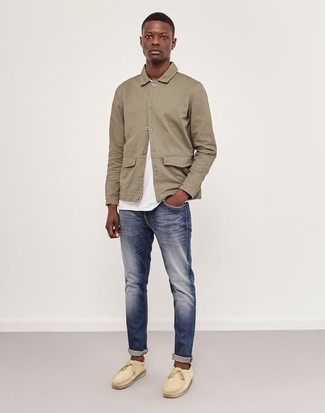 Quale jeans indossare con scarpe da barca marrone chiaro per un uomo di 20 anni: Prova ad abbinare una camicia giacca beige con jeans per un look spensierato e alla moda. Scarpe da barca marrone chiaro sono una interessante scelta per completare il look.