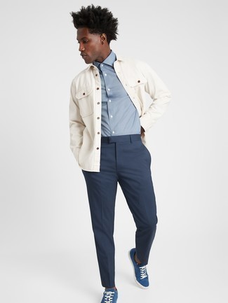 Look alla moda per uomo: Camicia giacca bianca, Camicia a maniche lunghe azzurra, Chino blu scuro, Sneakers basse in pelle scamosciata blu scuro
