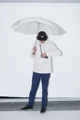 Look alla moda per uomo: Camicia giacca bianca, Chino blu, Sneakers alte di tela nere, Berretto da baseball nero