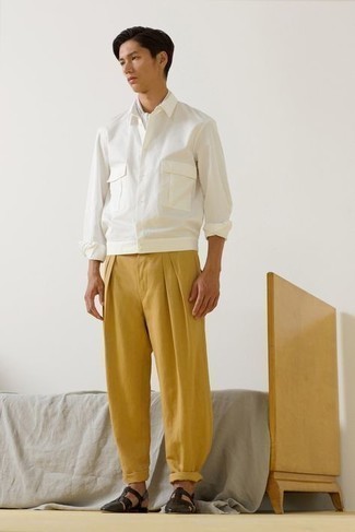 Quale chino indossare con sandali marroni: Indossa una camicia giacca bianca e chino per essere elegante ma non troppo formale. Calza un paio di sandali marroni per un tocco più rilassato.