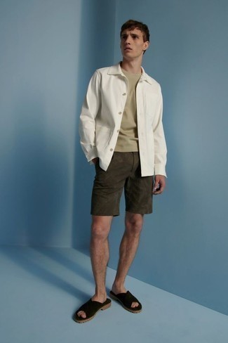 Look alla moda per uomo: Camicia giacca bianca, T-shirt girocollo beige, Pantaloncini verde scuro, Sandali in pelle scamosciata neri