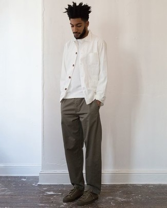 Look alla moda per uomo: Camicia giacca bianca, T-shirt girocollo bianca, Chino grigio scuro, Sneakers basse di tela verde oliva