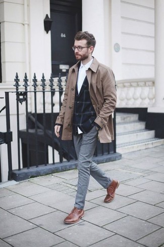 Quale blazer indossare con stivali casual marroni quando fa caldo: Abbina un blazer con chino grigi per un look da sfoggiare sul lavoro. Stivali casual marroni sono una buona scelta per completare il look.