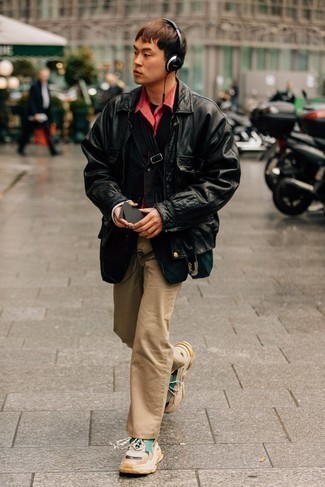 Come indossare e abbinare scarpe sportive per un uomo di 20 anni in modo smart-casual: Indossa una camicia giacca in pelle nera e chino marrone chiaro per creare un look smart casual. Perché non aggiungere un paio di scarpe sportive per un tocco più rilassato?